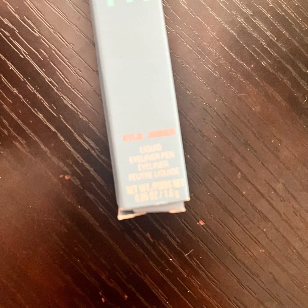 Kylie Cosmetics add pop